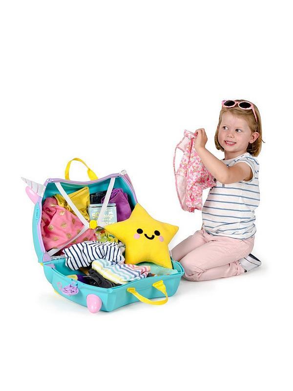 Dieťa si balí hračky do kufríka Trunki Jednorožec Una
